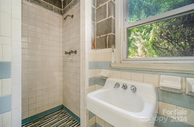 bathroom featuring sink and tiled shower