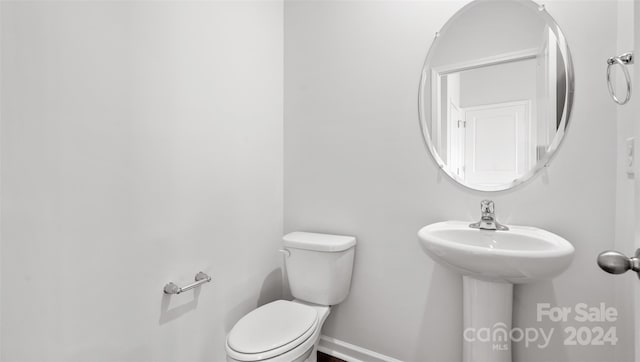 bathroom featuring toilet and sink