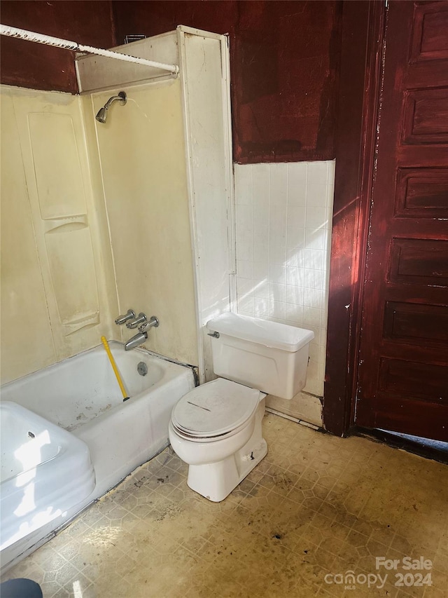 bathroom with toilet and tub / shower combination