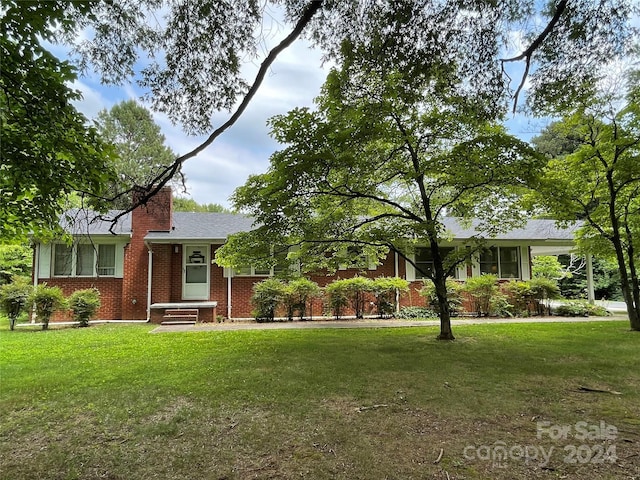 ranch-style home featuring a front lawn