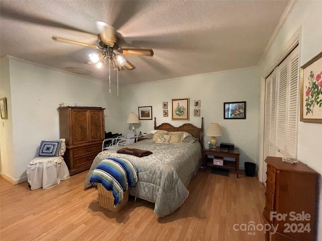 bedroom featuring ceiling fan, a closet, a textured ceiling, and light hardwood / wood-style flooring