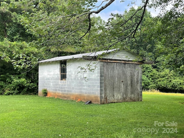 view of outbuilding with a yard