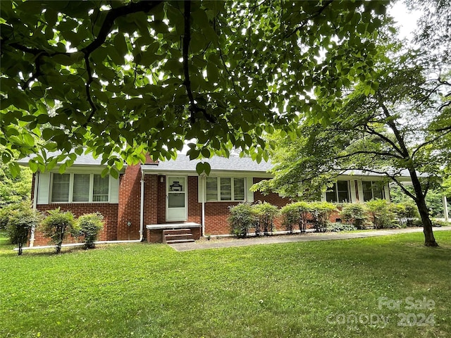 ranch-style home with a front yard