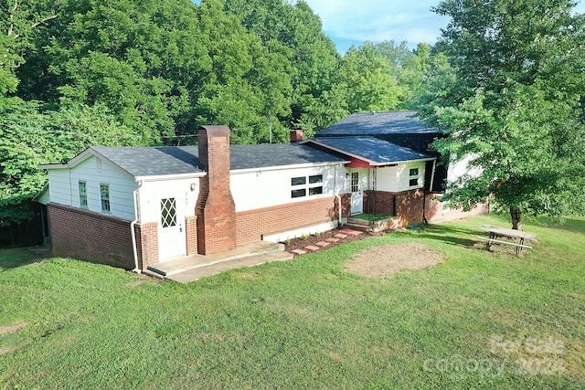 view of front of property with a front yard