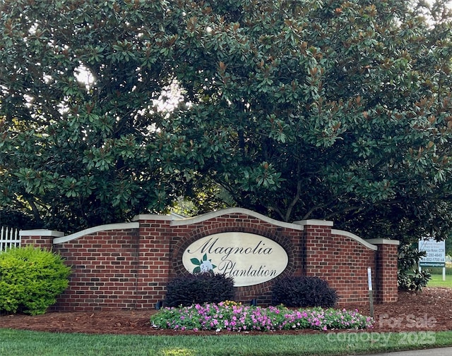 view of community / neighborhood sign