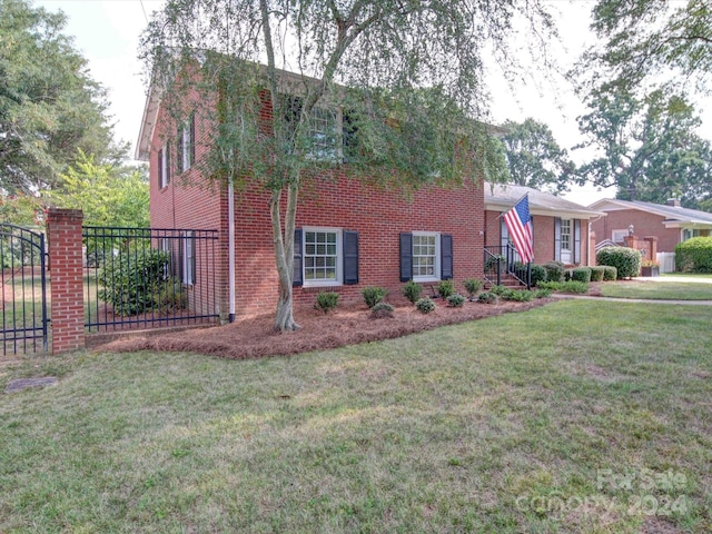 view of front facade with a front lawn