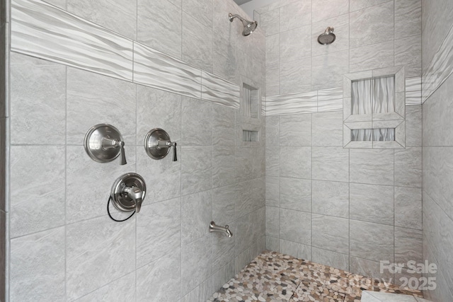 bathroom featuring tiled shower