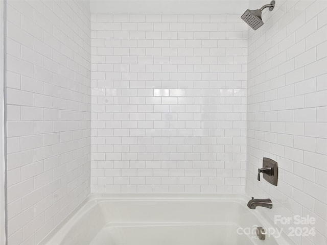 bathroom with tiled shower / bath combo