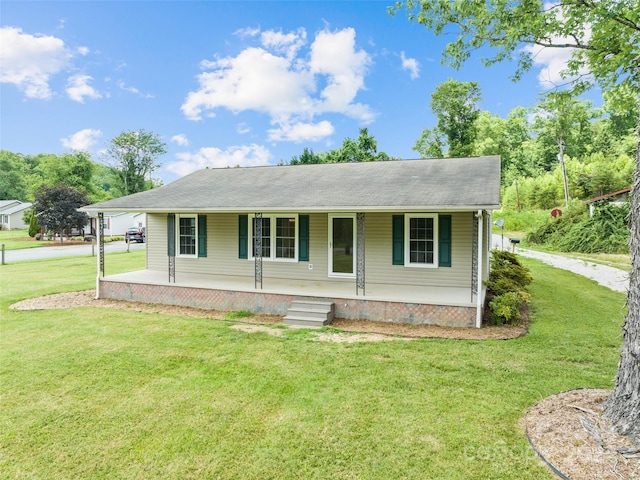 view of front of house featuring a porch, a carport, and a front lawn