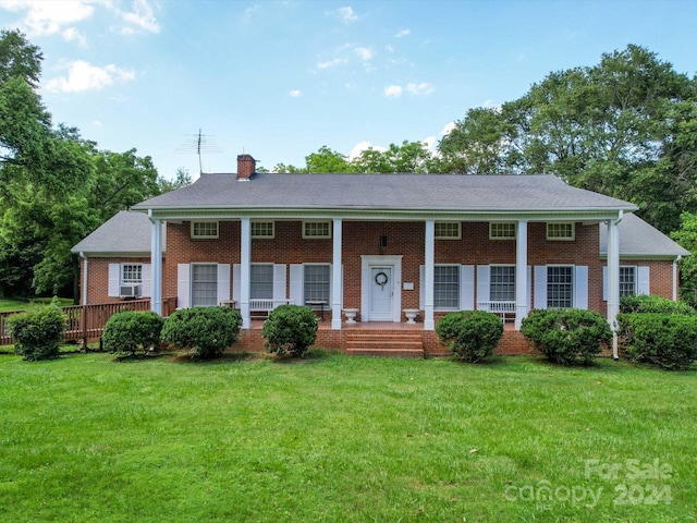 view of front facade featuring a front lawn