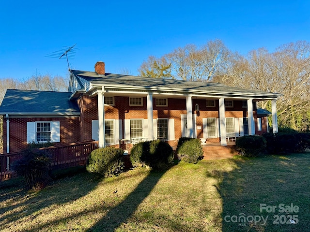 view of front of home featuring a porch and a front lawn