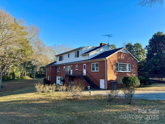 view of front of house with a front yard