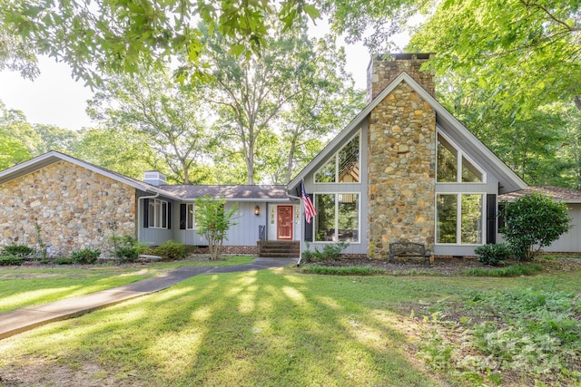 view of front of property with a front lawn