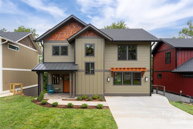 view of front facade featuring a front yard