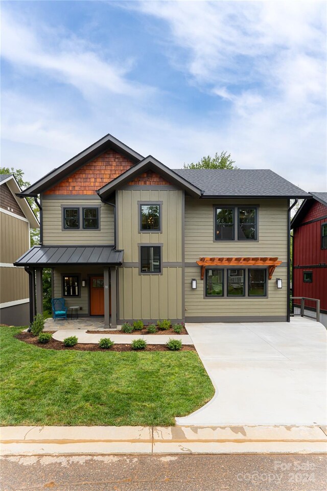 view of front of property featuring a front lawn