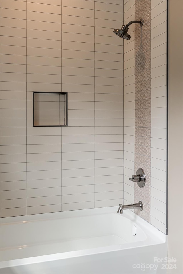 bathroom with tiled shower / bath