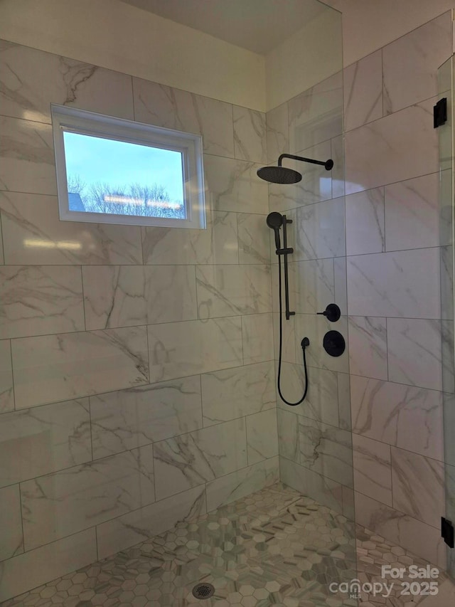 bathroom featuring a tile shower