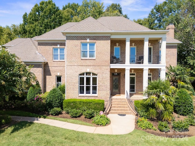 view of front of property featuring a balcony