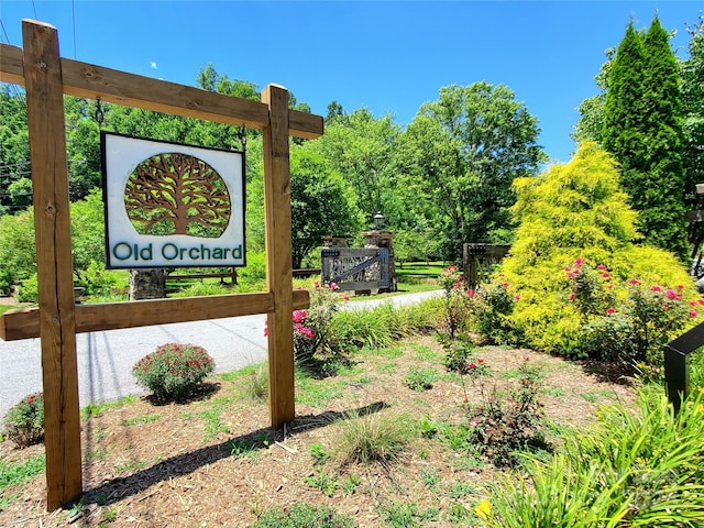 Listing photo 2 for 307 Summer Orchard Dr, Hendersonville NC 28792