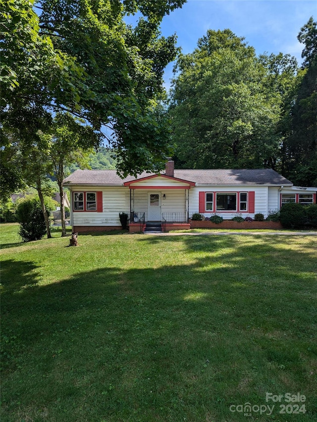 single story home with a front lawn