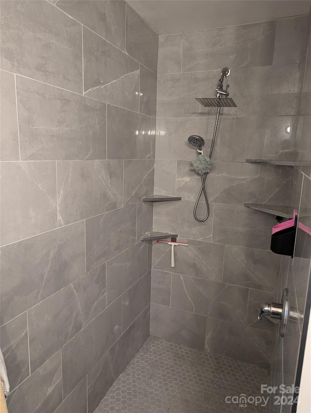 bathroom featuring a tile shower