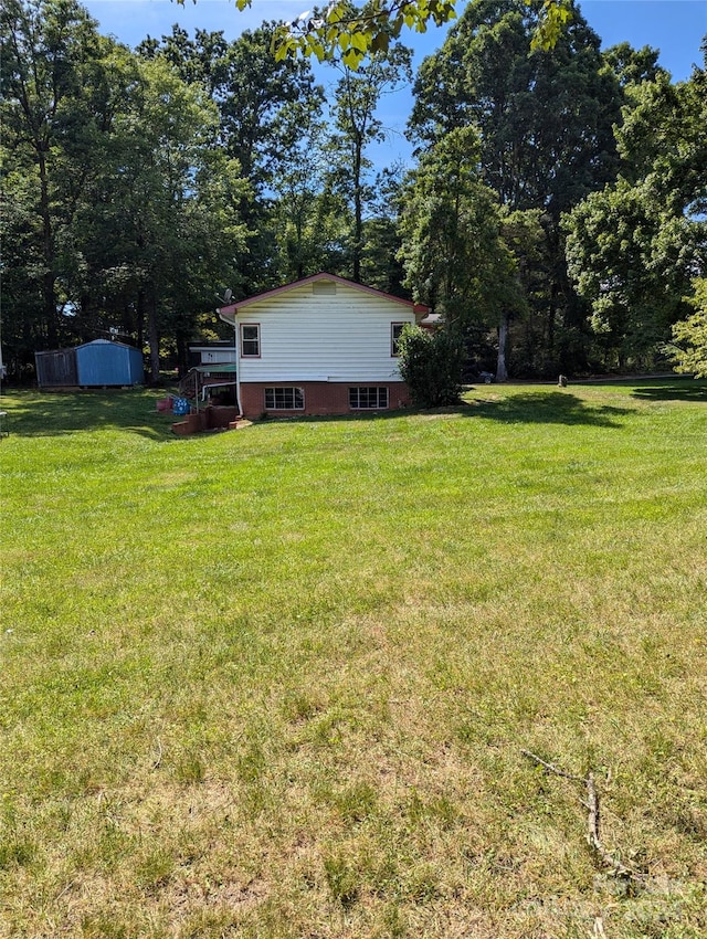 view of yard with a storage unit