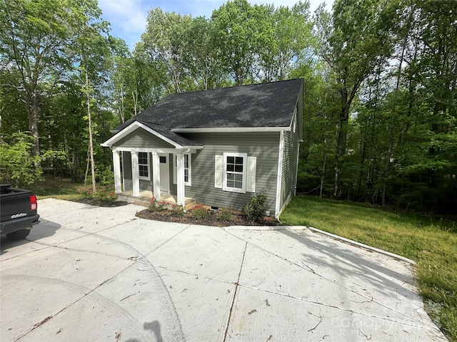 view of front facade with a front yard