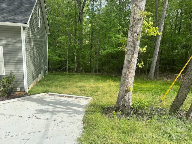 view of yard with a patio area