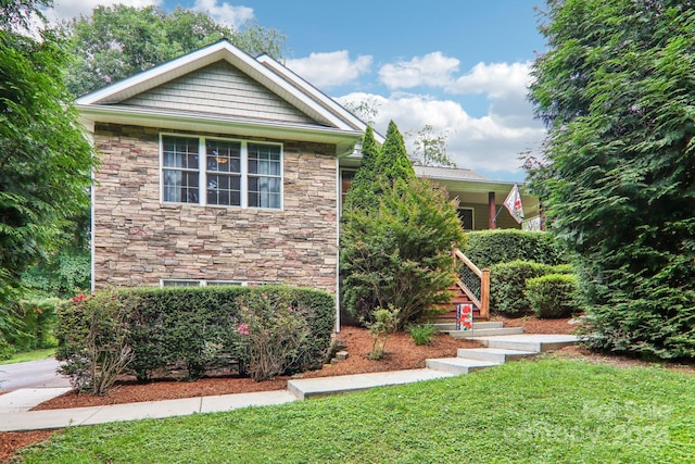 view of front of house featuring a front lawn