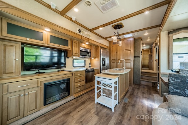 kitchen featuring sink, stainless steel appliances, dark hardwood / wood-style flooring, pendant lighting, and a kitchen island with sink