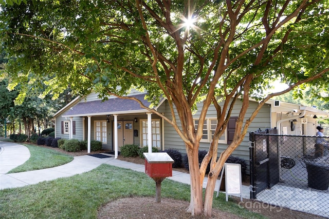 view of front of property featuring a front lawn