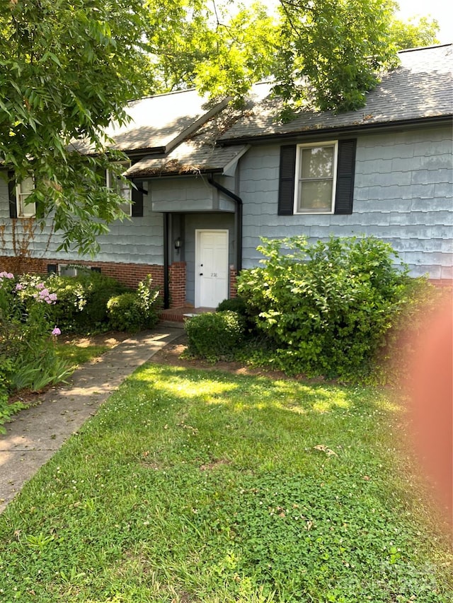 view of front of house featuring a front lawn