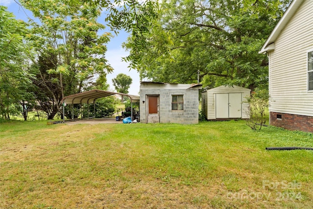 view of yard featuring a shed and a carport