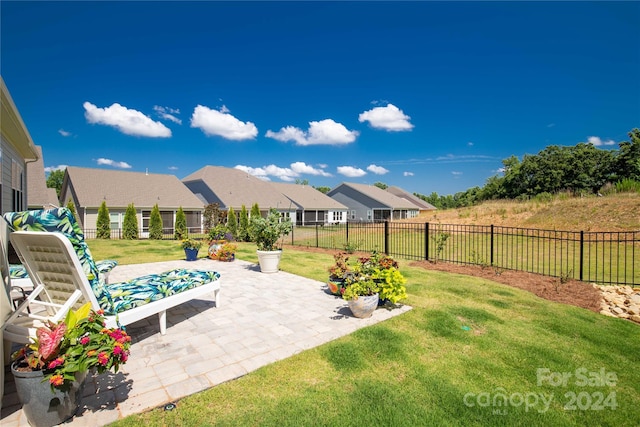 view of yard featuring a patio area