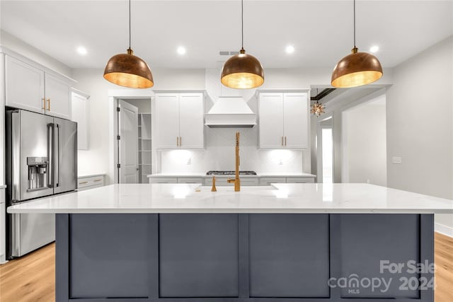 kitchen featuring a large island, stainless steel appliances, and pendant lighting