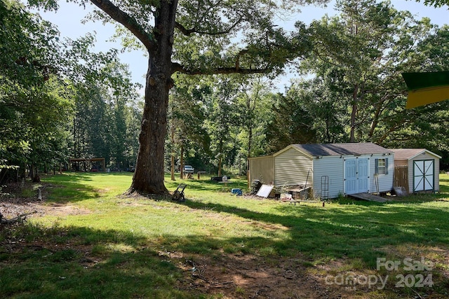 view of yard featuring a storage unit