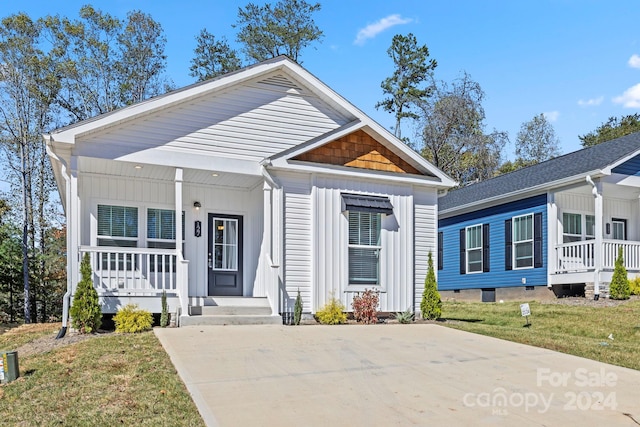 view of front of property featuring a front lawn and a porch