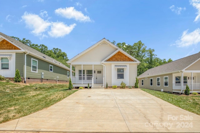 view of front of house featuring a front lawn and covered porch