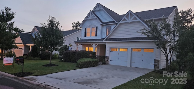 craftsman-style house featuring a lawn