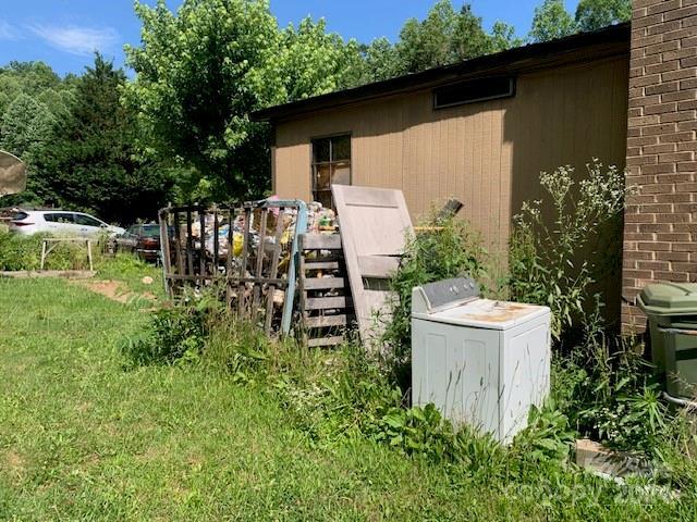 view of yard featuring washer / dryer