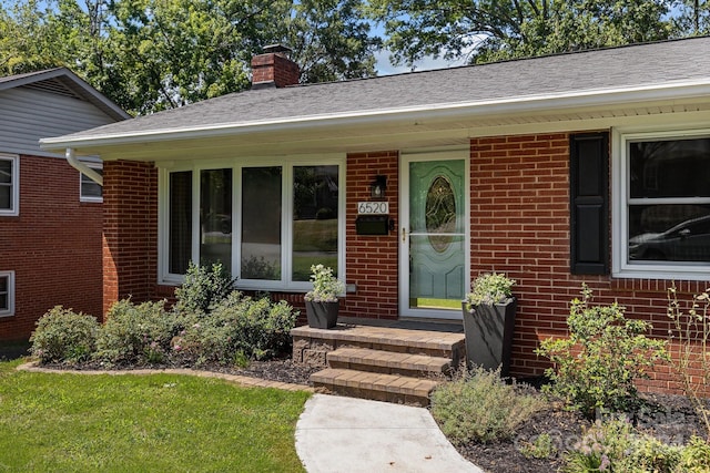 view of front of property featuring a front yard