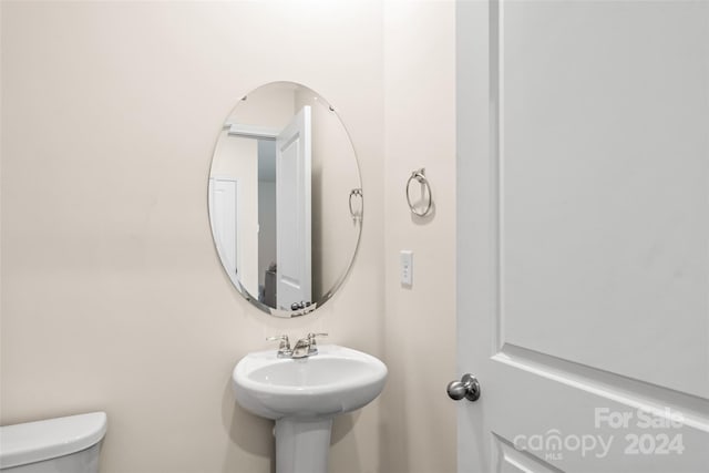 bathroom featuring sink and toilet