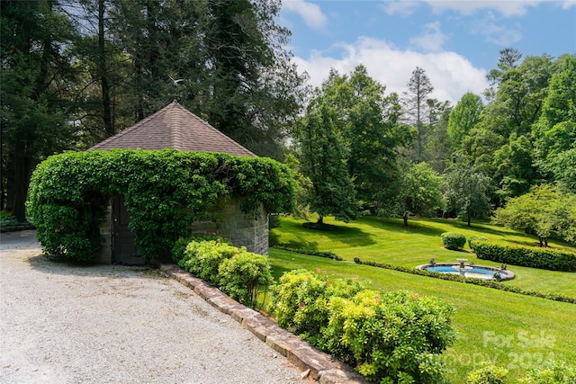 view of property's community featuring a lawn