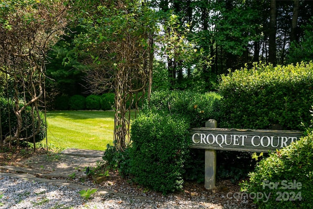 community sign with a lawn