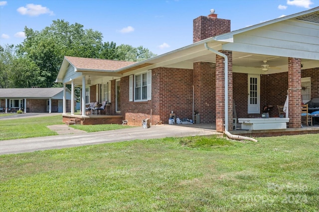 view of front facade featuring a front yard and a porch