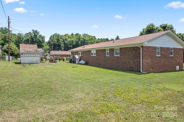 view of yard with a storage unit