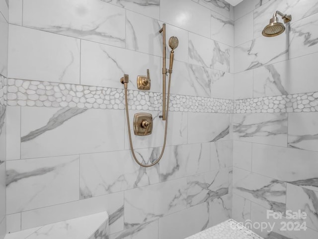 bathroom featuring a tile shower