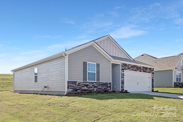 view of front of house featuring a garage and a front yard