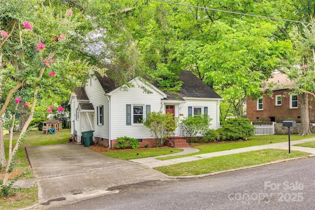 view of front of property featuring a front lawn