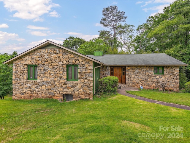 ranch-style house featuring a front lawn